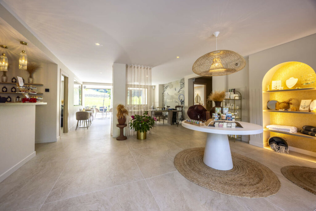 Le Salon du Château — Cabine esthétique / bien-être · Poste de prothésie ongulaire · Fauteuil de coiffure